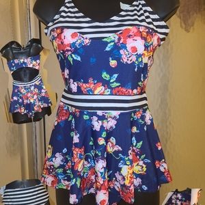 NWT V-Neck Retro Floral/Striped Tankini (Size Medium)